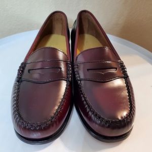 G.H. Bass & Co Penny Loafers - Burgundy Weejuns 7 Wide - they fit 7.5 W